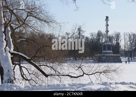 Puschkin, St. Petersburg, Russland: Chesme-Säule im Großen Teich des Katharineparks. Stockfoto