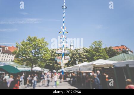 Der Viktualienmarkt in der Münchner Altstadt mit Maibaum. Stockfoto