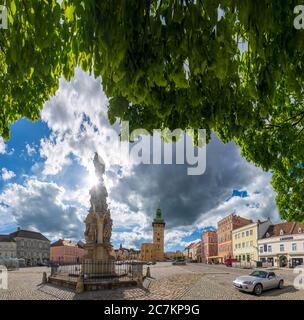 Retz, Hauptplatz mit Dreifaltigkeitssäule, Rathaus, Verderberhaus (rechts), im Weinviertel, Niederösterreich / Niederösterreich, Österreich Stockfoto