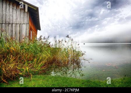 Malerische Herbstszene des Altausseer Sees. Neblige Morgenansicht des Dorfes Altaussee. Lage: Resort Altausseer See, Liezen Bezirk Steiermark, Stockfoto