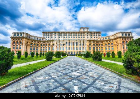 Fantastische Architektur Palast des Parlaments von Bukarest an sonnigen Tag. Dramatische Sommer Ansicht des Palastes des Parlaments Bukarest Stadt, Rumänien, Stockfoto