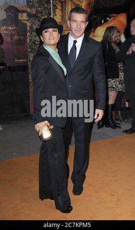 Salma Hayek und Antonio Banderas nehmen an der UK Premiere von Puss in Boots 3D, Empire Leicester Square, London Teil. 24. November 2011 © Paul Treadway Stockfoto