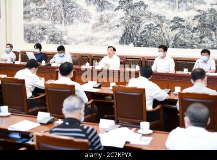 Peking, China. Juli 2020. Wang Chen, Mitglied des Politbüros des Zentralkomitees der Kommunistischen Partei Chinas und stellvertretender Vorsitzender des Ständigen Ausschusses des Nationalen Volkskongresses (NPC), spricht auf einer Sitzung der Charity Law Enforcement Inspection Group in Peking, der Hauptstadt Chinas, am 17. Juli 2020. Kredit: Yan Yan/Xinhua/Alamy Live Nachrichten Stockfoto