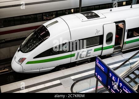 Berlin, Deutschland - Juli 2020: Grüne Energie-EISBAHN-Lokomotive auf Bahnsteig (Berlin Hauptbahnhof) Stockfoto