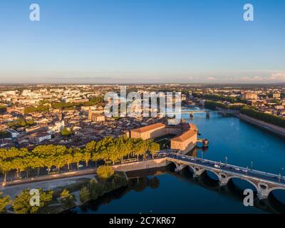 Luftaufnahme des Stadtzentrums von Toulouse, des Saint Joseph Dome und des Flusses Garonne, Frankreich Stockfoto