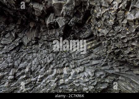 Erstaunliche Landschaft mit Basaltfelsen am Schwarzen Strand Reynisfjara in der Nähe des Dorfes Vik. Lage: Reynisfjara Strand, Vik Dorf, Island ( Stockfoto