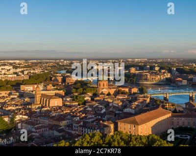 Luftaufnahme des Stadtzentrums von Toulouse, des Saint Joseph Dome und des Flusses Garonne, Frankreich Stockfoto