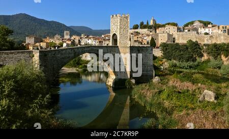 Die alte Brücke über den Fluvia Fluss. Besalú (Girona). Stockfoto