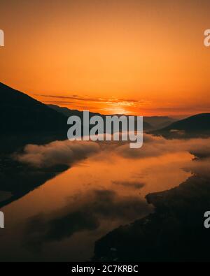 Blick auf den Ossiacher See bei Sonnenuntergang im Sommer in österreich Stockfoto