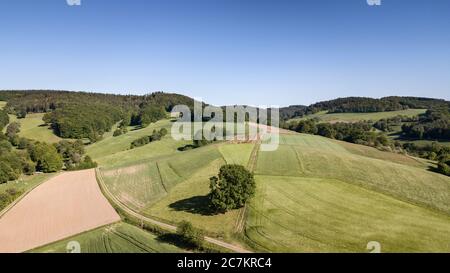 Otzberg, Hessen, Deutschland. Luftaufnahme der Felder im Odenwald. Stockfoto