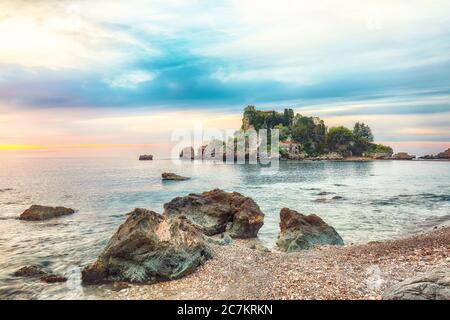 Blick auf die Insel Isola Bella und den Strand von Taormina. Giardini-Naxos Bucht, Ionische Küste, Taormina, Sizilien, Italien. Stockfoto