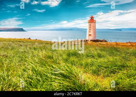 Atemberaubende Aussicht auf Skarsviti Leuchtturm in Vatnsnes Halbinsel an einem klaren Tag in Nordisland. Lage: Hvammstangi, Vatnsnes Halbinsel, Island, Europ Stockfoto