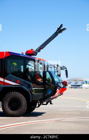 Kiew, Ukraine - 27. Juni 2020: Roter Feuerwehrwagen Rosenbauer Panther 5 auf dem internationalen Flughafen Boryspil. Neuwagen. Stockfoto