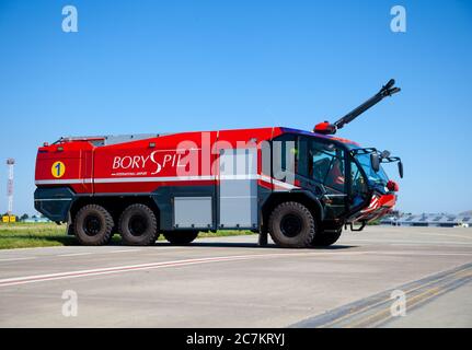 Kiew, Ukraine - 27. Juni 2020: Roter Feuerwehrwagen Rosenbauer Panther 5 auf dem internationalen Flughafen Boryspil. Neuwagen. Stockfoto