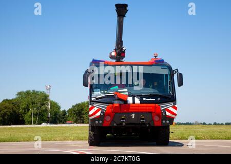 Kiew, Ukraine - 27. Juni 2020: Roter Feuerwehrwagen Rosenbauer Panther 5 auf dem internationalen Flughafen Boryspil. Neuwagen. Stockfoto