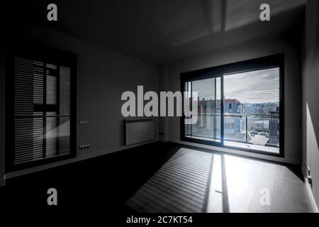 Leere Innenausstattung ohne Möbel und ohne Menschen einer modernen Wohnung in den Vororten von Barcelona Stockfoto