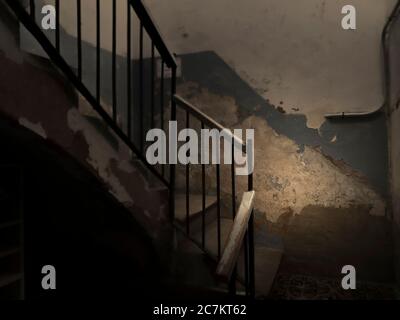 Düstere Treppe in einem halb verlassenen Gebäude Stockfoto