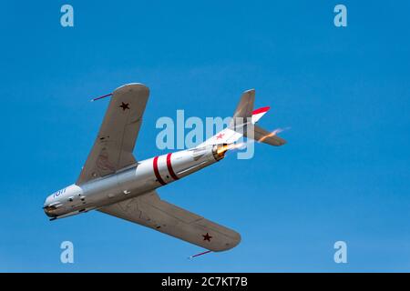 MiG-17 geflogen von Randy Ball auf der Rhode Island National Guard Airshow. Stockfoto