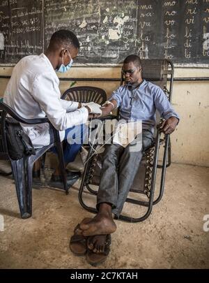(200718) -- DAKAR, 18. Juli 2020 (Xinhua) -- EINE Krankenschwester nimmt Blut von einem freiwilligen Spender in Dakar, Senegal, 17. Juli 2020. Während das neue Coronavirus durch Senegal fegte, haben immer mehr Ärzte und Patienten im westafrikanischen Land einen der Schmerzen, die durch die Pandemie verschärft wurden, zu spüren bekommen - die Verknappung der Blutversorgung. Im Mai, zwei Monate nach der ersten Aufnahme, ist die Blutversorgung zu niedrig, sagte Saliou Diop, Direktor des Nationalen Zentrums für Bluttransfusion (CNTS). DAZU:'Feature: COVID-19 Pandemie verschlechtert die Blutversorgung in senegalesischen Krankenhäusern' (Foto Stockfoto