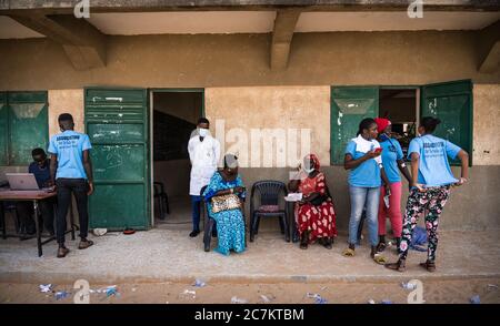 (200718) -- DAKAR, 18. Juli 2020 (Xinhua) -- Freiwillige warten vor der "Blutlounge", um ihr Blut in Dakar, Senegal, am 17. Juli 2020 zu geben. Während das neue Coronavirus durch Senegal fegte, haben immer mehr Ärzte und Patienten im westafrikanischen Land einen der Schmerzen, die durch die Pandemie verschärft wurden, zu spüren bekommen - die Verknappung der Blutversorgung. Im Mai, zwei Monate nach der ersten Aufnahme, ist die Blutversorgung zu niedrig, sagte Saliou Diop, Direktor des Nationalen Zentrums für Bluttransfusion (CNTS). DAZU:'Feature: Die COVID-19 Pandemie verschlechtert die Blutversorgung in Seneg Stockfoto