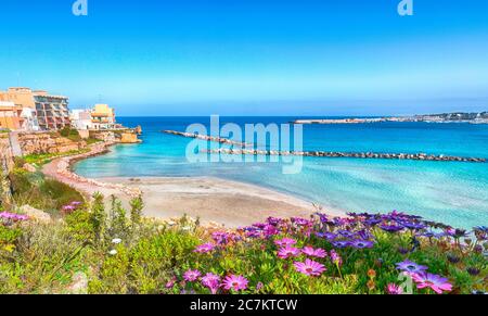 Otranto - Küstenstadt in Apulien mit türkisfarbenem Meer. Urlaub in Italien. Stadt Otranto, Provinz Lecce auf der Halbinsel Salento, Apulien, Italien Stockfoto