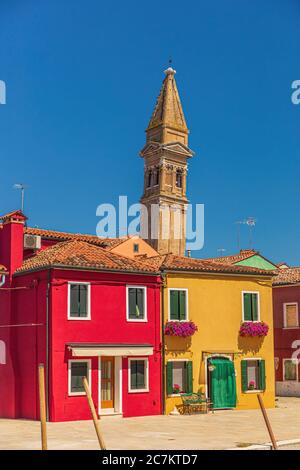 Der schiefe Glockenturm auf der Insel Burano - Venedig, Italien Stockfoto
