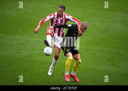 Nick Powell von Stoke City (links) und Mathias Jensen von Brentford kämpfen während des Sky Bet Championship-Spiels im bet365 Stadium in Stoke um den Ball. Stockfoto