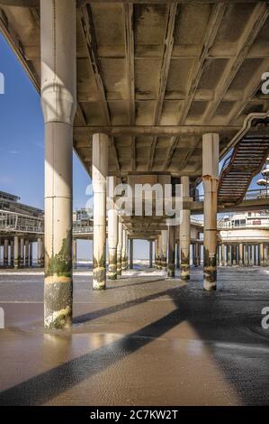 Vertikale Aufnahme von Säulen, die eine Brücke stützen Stockfoto