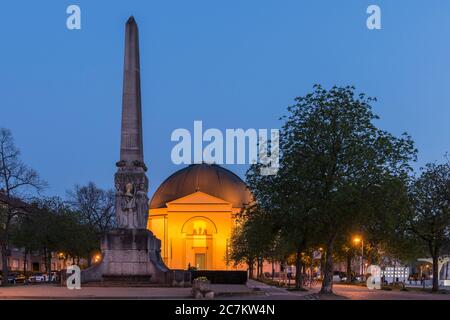 Darmstadt, Hessen, Deutschland. Kirche St. Ludwig mit Alice Denkmal in der Abenddämmerung. Stockfoto