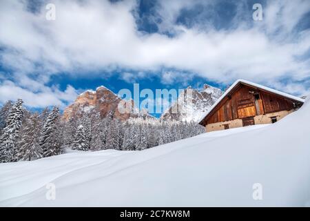 Verlassene Gebäude der Fedarola Hütte, im Hintergrund die Tofana di Rozes, Winterlandschaft in den Dolomiten, Cortina d'Ampezzo, Belluno, Venetien, Italien Stockfoto