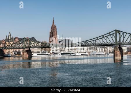 Frankfurt am Main, Hessen, Deutschland. Eiserner Steg mit der Altstadt und dem Frankfurter Dom. Stockfoto