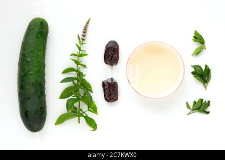 Zutaten für einen wilden Kräuter-Smoothie als Verlegebild auf reinweißem Hintergrund. Stockfoto