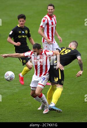 Lee Gregory von Stoke City (links) und Pontus Jansson von Brentford kämpfen während des Sky Bet Championship-Spiels im bet365 Stadium in Stoke um den Ball. Stockfoto