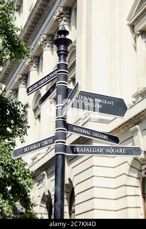 Straßenschildern mit Wegbeschreibungen zur National Gallery, Trafalgar Square und Piccadilly Circus in London England Stockfoto