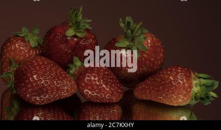 Erdbeere auf dem Tisch, Erdbeeren aus der Nähe. Obst. Kleine Tropfen Wasser. Stockfoto