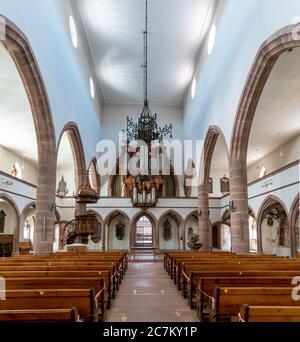 Basel, BL / Schweiz - 8. Juli 2020: Innenansicht der Peterskirche in Basel Stockfoto