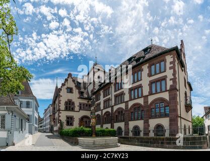 Basel, BL / Schweiz - 8. Juli 2020: Ansicht des kantonalen Archivs von Basel am Martinsplatz in Basel Stockfoto