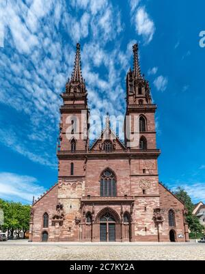 Basel, BL / Schweiz - 8. Juli 2020: Das historische Münster in Basel und der Klosterkirche Stockfoto
