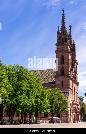 Basel, BL / Schweiz - 8. Juli 2020: Das historische Münster in Basel und der Klosterkirche Stockfoto