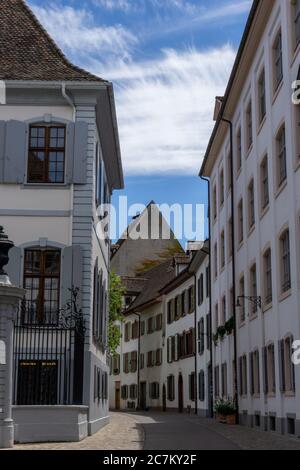 Basel, BL / Schweiz - 8. Juli 2020: Blick auf die historische Altstadt in der Basler Innenstadt Stockfoto