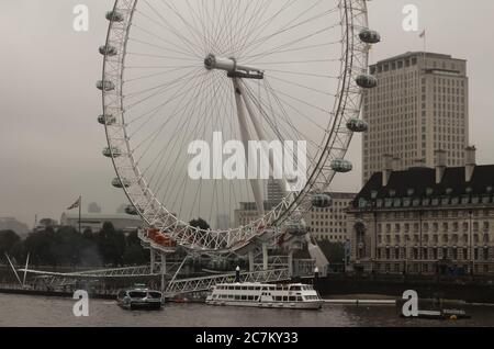 London, England, Großbritannien. Mai 07 2020. Verregnete Straßen. Riesenrad London Eye Stockfoto