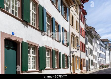 Basel, BL / Schweiz - 8. Juli 2020: Blick auf die historische Altstadt in der Basler Innenstadt Stockfoto