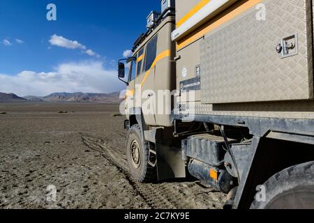 Wohnmobil-LKW auf dem Ufer des Kara-Kul-See entlang der Pamir Highway geparkt. Tadschikistan. Stockfoto