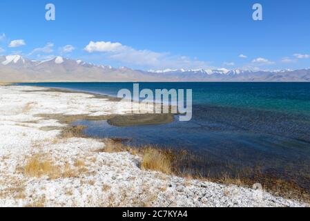 Salz am Ufer des Kara-Kul-Sees entlang des Pamir Highway. Tadschikistan. Stockfoto