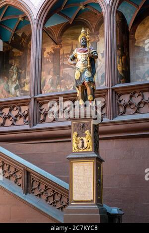 Basel, BL / Schweiz - 8. Juli 2020: Blick auf den Hof und die Statue im Rathaus von Basel Stockfoto