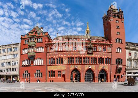 Basel, BL / Schweiz - 8. Juli 2020: Blick auf das historische Rathaus in der Basler Innenstadt Stockfoto