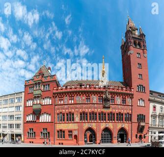 Basel, BL / Schweiz - 8. Juli 2020: Blick auf das historische Rathaus in der Basler Innenstadt Stockfoto