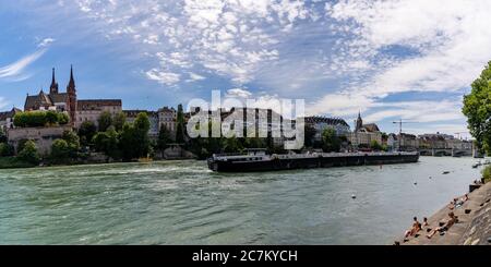 Basel, BL / Schweiz - 8. Juli 2020: Großer Binnenschiff, der Güter auf dem Rhein bei Basel transportiert Stockfoto