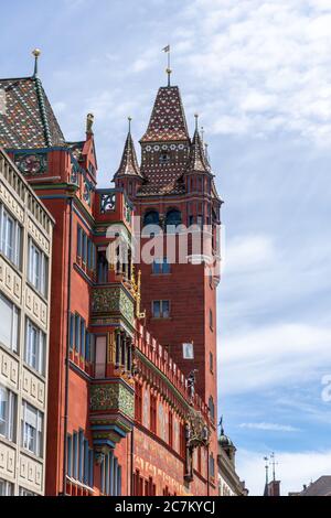 Basel, BL / Schweiz - 8. Juli 2020: Blick auf das historische Rathaus in der Basler Innenstadt Stockfoto