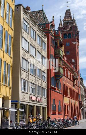 Basel, BL / Schweiz - 8. Juli 2020: Blick auf das historische Rathaus in der Basler Innenstadt Stockfoto